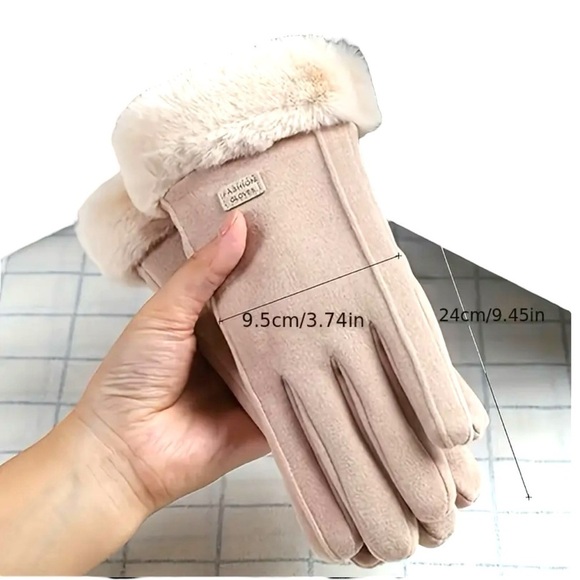 COZY PLUSH LINED TOUCHSCREEN COMPATIBLE GLOVES IN BEIGE - Picture 4 of 5